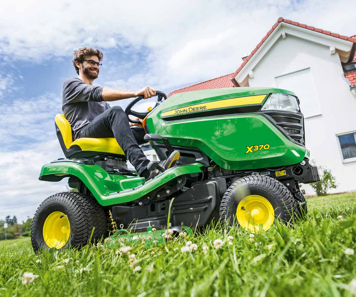 John-Deere-X370-Riding-Lawn-Mower-3 Image of the John Deere X370 riding lawn tractor.